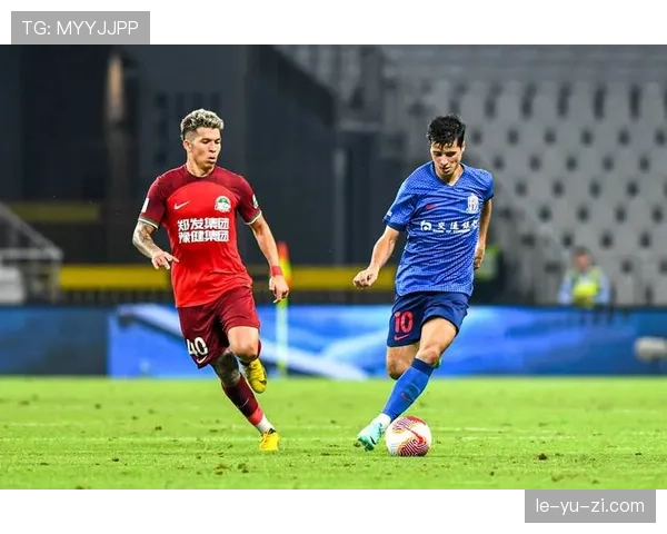 中超最佳后卫入选年度最佳阵容，强势防守助力球队战绩飙升